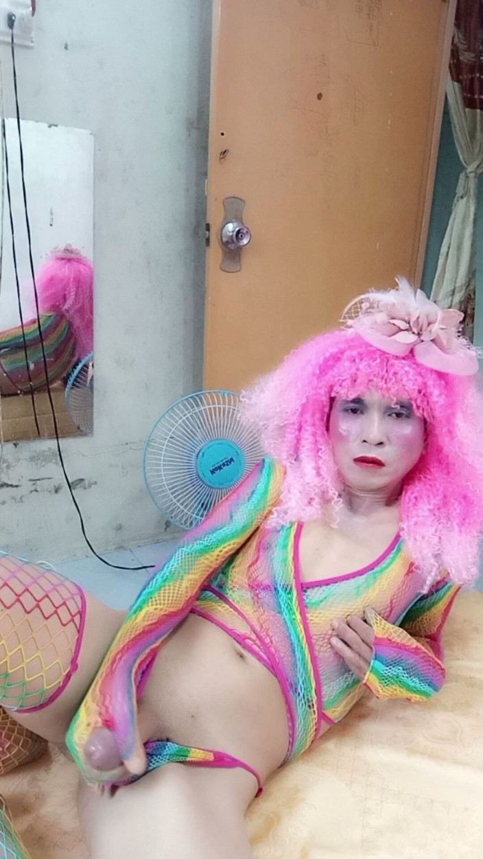 nguyen dang thien tri: Transgender Le nosí sexy oblečení a hraje poháry sexu
