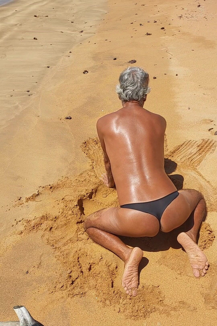 Ladysilvas: Ladysilva v kalhotkách na pláži opaluje její sexy zadek
