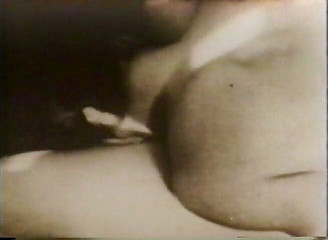 Alfacontent: Brunetka Vixen saje a jezdí na péru ve skutečném vintage...