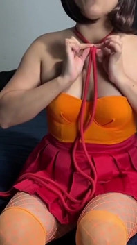 Velma si concede piacere finché non raggiunge l'orgasmo / Astarioth