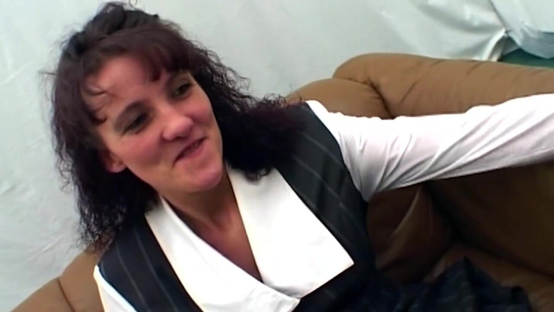 German bitch hunter: Brünette neckt muschi mit pumpen, nimmt dann Dildo und schwanz