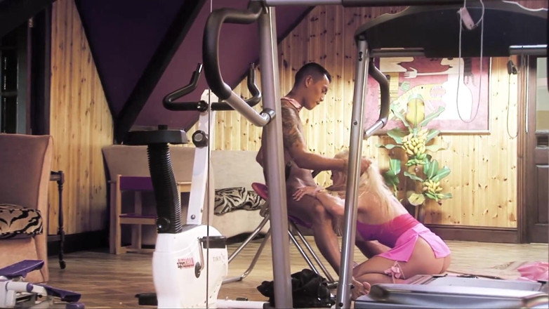 Leon Lambert Girls Twerk Parties CFNM: Het blondin tight fitta slampa förför asiatisk affärsman och dränerar...