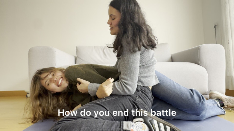 scarlettandc: Ne jucăm de gâdilare și apoi avem lupte cu picioarele