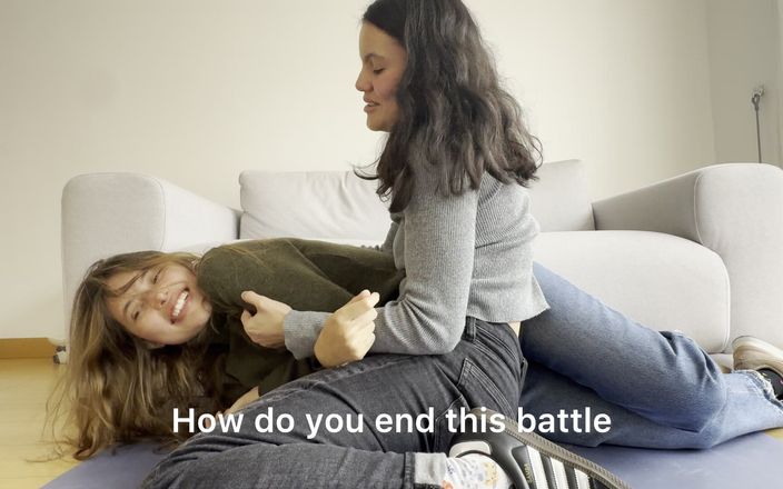 scarlettandc: We spelen kietelen en dan worstelen we met de voeten