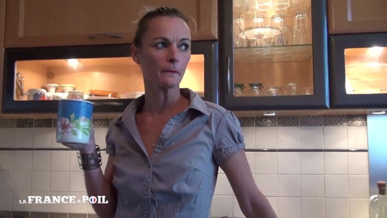 French Gonzo: Ama de casa cachonda con tetas pequeñas follada y facializada...