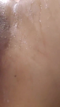 Jazda ogromnym dildo do orgazmu squirting.