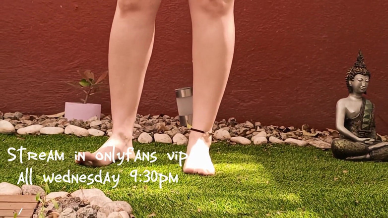 Candy Camille: 義理の妹が射精が止まらない、足に草をつけてくすぐりでオーガズム