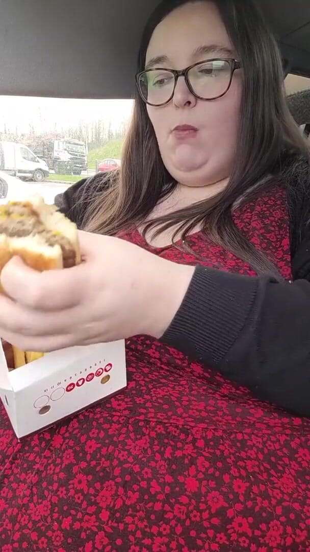 SSBBWLadyBrads: 我喜欢用 BK 塞进这个肚子