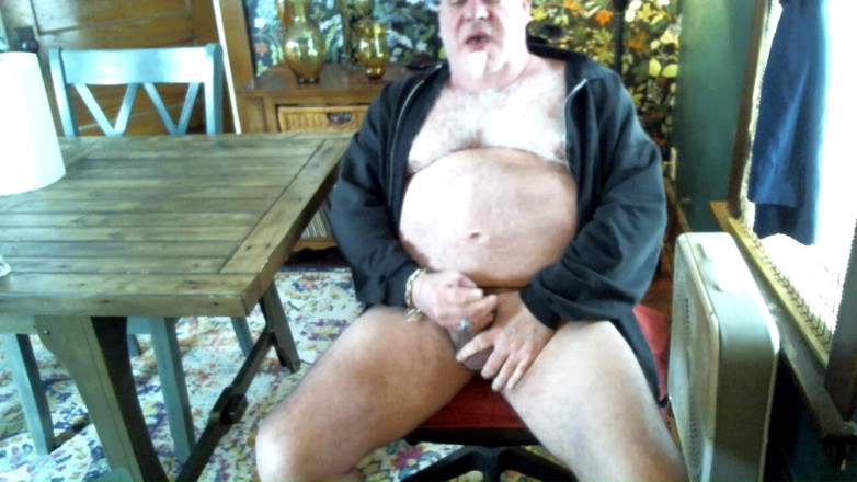 beardaddychub: Orsodaddychub si masturba in cam