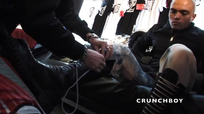 Crunch Boy: gay usado por mestres dominantes de meninos da pele