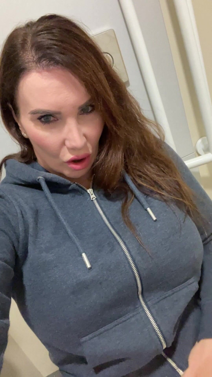 Sophie James: जब आप अंदर आते हैं तो क्या मैं इस स्थिति में आपके लंड की सवारी कर सकता हूं?