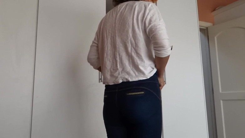 Ardientes69: După urinat, mama vitregă își îmbracă blugi foarte strâmți, dezvăluindu-și chiloții