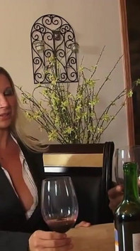 Heiße weiße MILF mit dicken titten bekommt ihre muschi von einem großen, harten schwarzen schwanz gebrochen