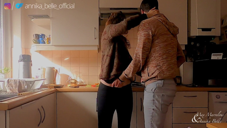Max and Annika: Adik tiri ciuman &amp; fingering di dapur - momen menggoda yang sensual