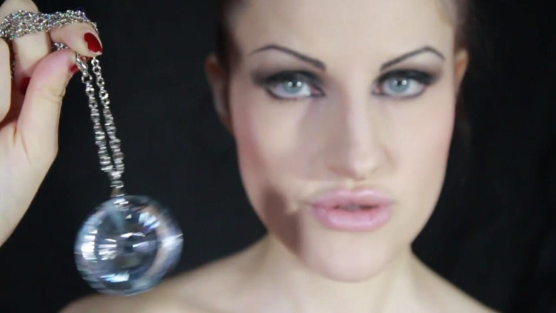 Lady Mesmeratrix Official: Rayuan erotis