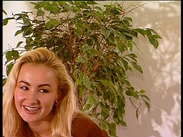 Naughty Girls: Blondynki i brunetki lesbijki liżą sobie nawzajem mokre cipki