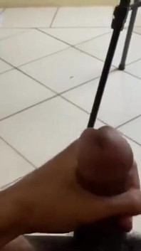 カメラマンは次のモデルを待っていて、スタジオの真ん中で1つをヒットすることにしました