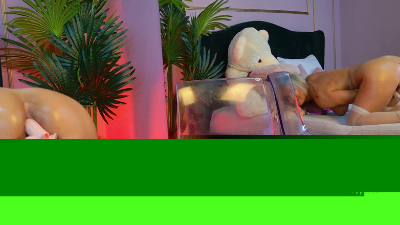 KirraWhite: Kirrawhite blonďatá MILFka pro tebe masturbuje