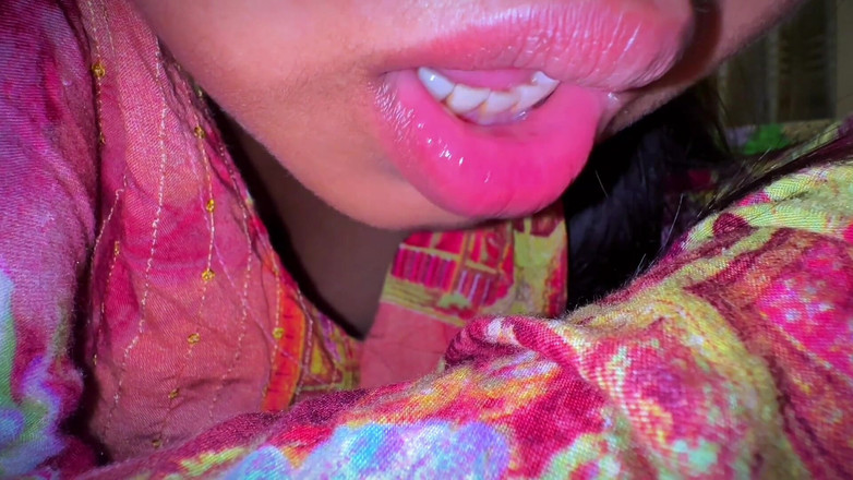 Aria Mia: Awek Muslim cantik panas berpantat besar berkongkek vlog di resort...