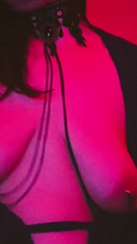 Sexy milf brinca com peitos perfurados