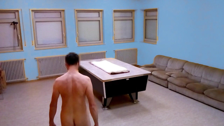 Mark Hannes: Мастурбація на горбі голого столу