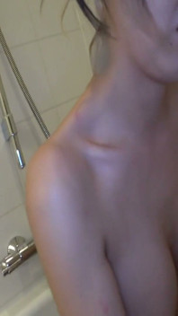 Il dio erotico discende dall'ultima ragazza che scarica lo sperma con il servizio completo - quattro eiaculazioni nel sesso rasato