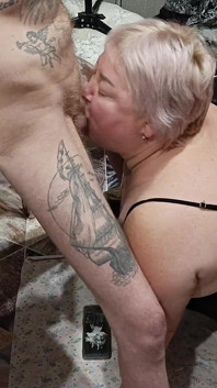 Schoonmoeder zuigt lul en krijgt een mondvol van mijn hete sperma