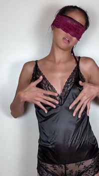小さなおっぱい、大きなニップス:アジアのティーン衣装ストリップ&乳首プレイ - より多くのソロ乳首崇拝のための4つのホットな衣装