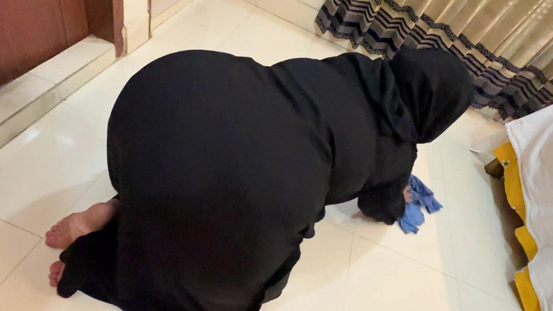 Aria Mia: Cameriera araba bloccata quando pulisce sotto il letto - ragazza hijabi...