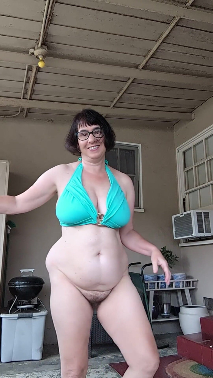 BustyBrendaxx: La troia sporcaccione si spoglia nuda fuori!