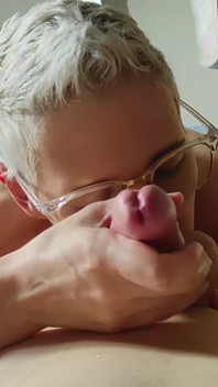 VEDERE LA PERSOANA 1 - adulmecă-i bilele cu curul și pentru a obține o ejaculare facială puternică