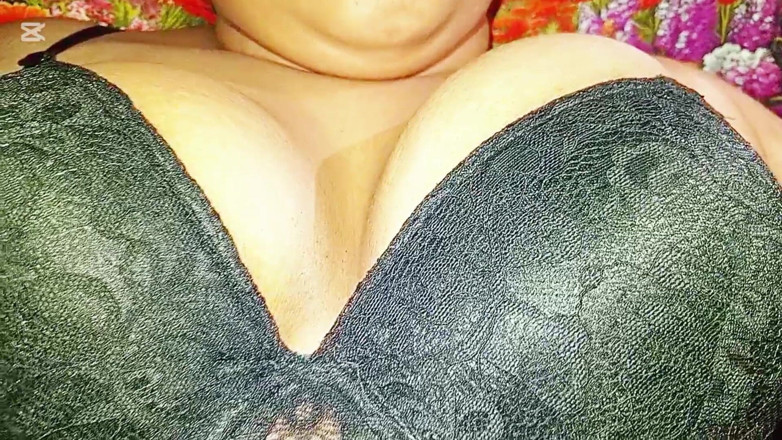 Rayhan0099: 友人の妻を家に一人で呼び、トイレに行って彼女の大きなアソコを偽っていました