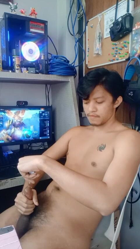 Rent A Gay Productions: Hete Pinoy-jongen proeft zichzelf