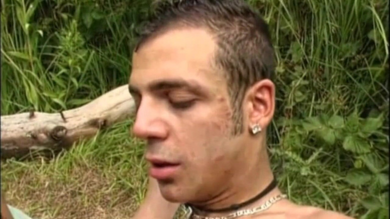 STRAIGHT BOYS CURIOUS FROM PRAHA: Lelaki muda lurus berkongkek di luar kawan gaynya 17