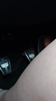 Pies de nylon y chanclas en el coche