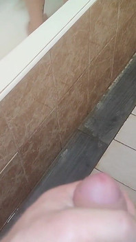 O brunetă se enervează
