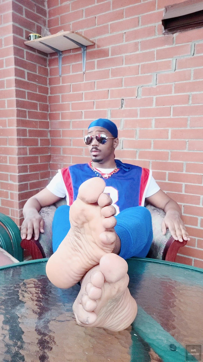 Soft Soleman: 我摇晃并揉搓我的男性脚 （2025）