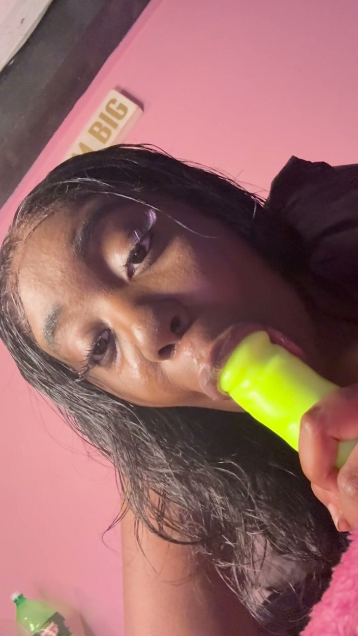 ALLIYAH ALECIA: 让我好好地吮吸你的大黑屌直到你射精继父