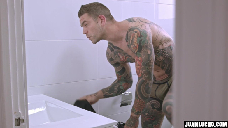 Juan Lucho Gay: 샤워 중