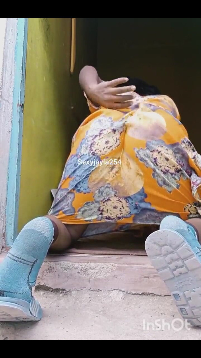 Sexyjayla254: Seksowny kenijski shemale szarpiąc swojego dużego kutasa na zewnątrz