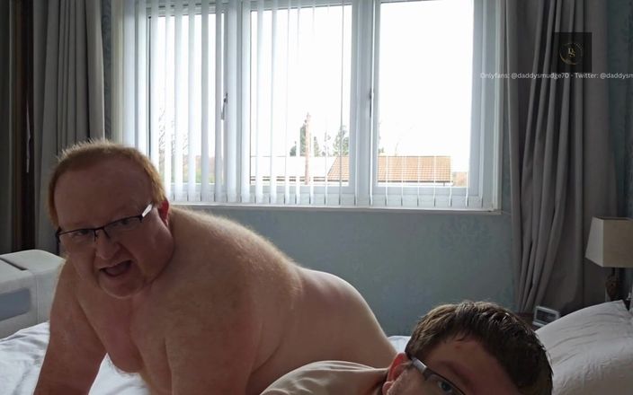 Daddysmudge: Папочка трахает паренька на кровати