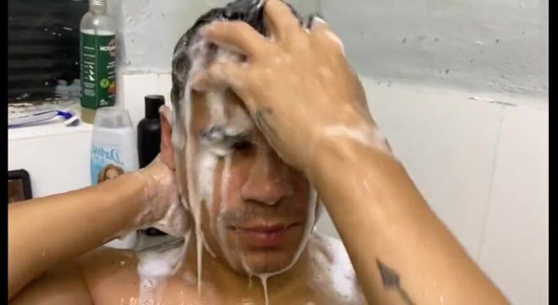 Leandro e Asafe: I Was in the Bath and I Got a Roll...