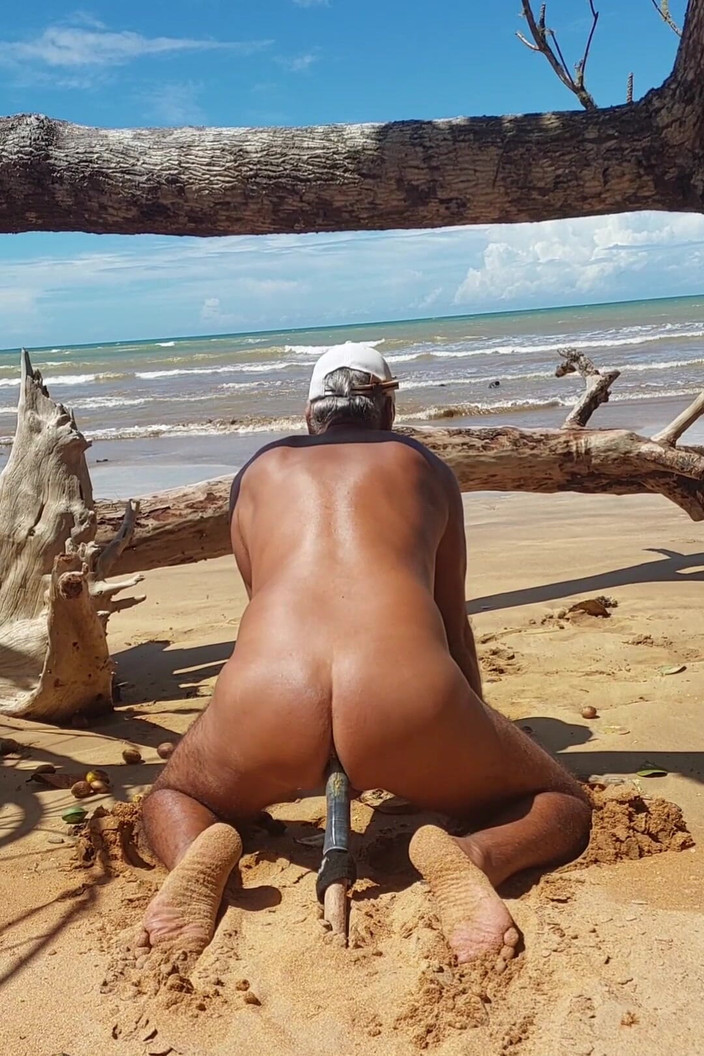 Ladysilvas: Ladysilva sahilde ateşli boşalana kadar büyük bir yarak üzerinde oturuyor