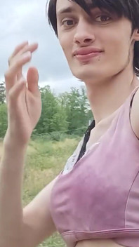 Garota sexy Carolina se masturba na floresta ficou com tesão