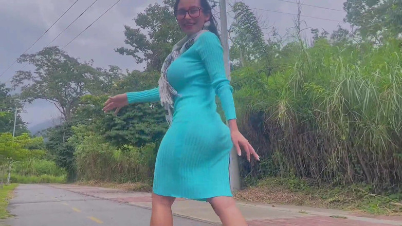 Jenifer Play: Vado a fare una passeggiata e un ragazzo della strada...