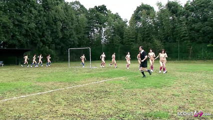 Asian porn collection: Japonská teenagerka šuká po fotbalovém zápase s trenérem v trojce