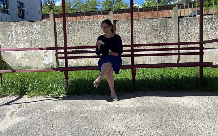 Elena studio: Masturbando-se com banana e comendo na estação de ônibus em office...