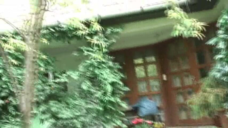Popp Sylvie: Popp Sylvie is secretly in the neighbor's backyard