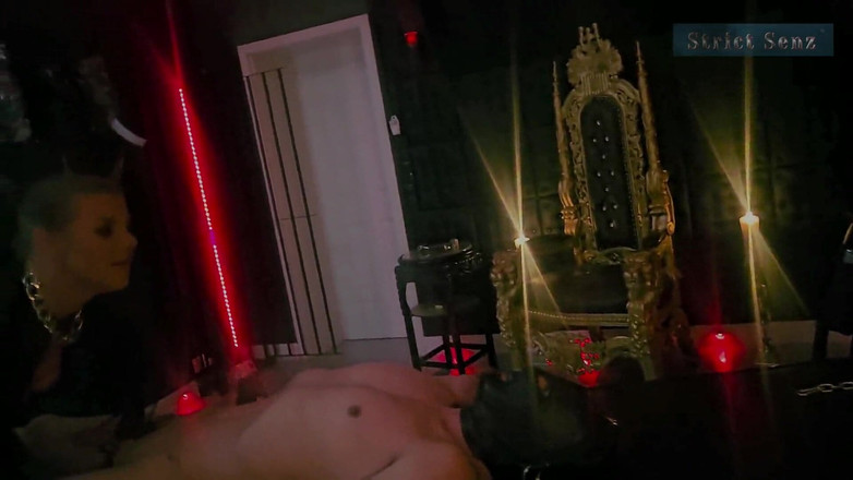 Strict Senz: Stina Stone Безжалостная Растяжка На Стойке От Госпожи В Кожаных Перчатках, Часть 1