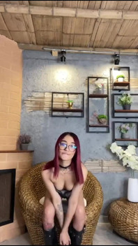 Chica delgad con cushroom perfecto se masturba en casa con tu sexo de juguete